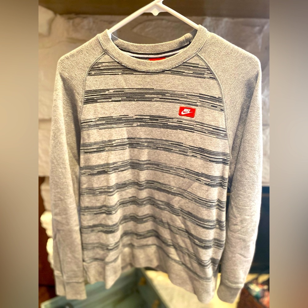 In great condition, barley worn. Comfy and Warm sweatshirt.